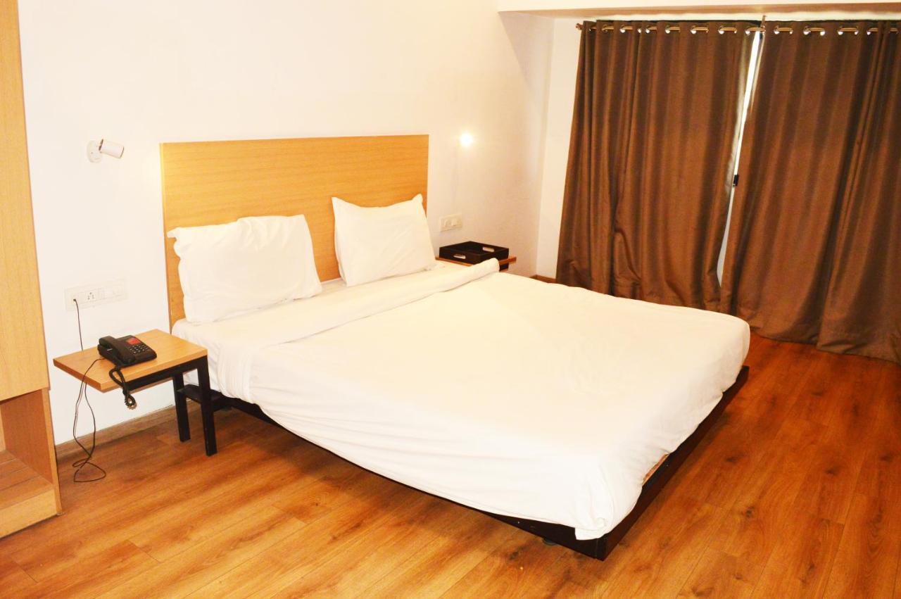 Hotel Orient Avenue Nagpur Buitenkant foto